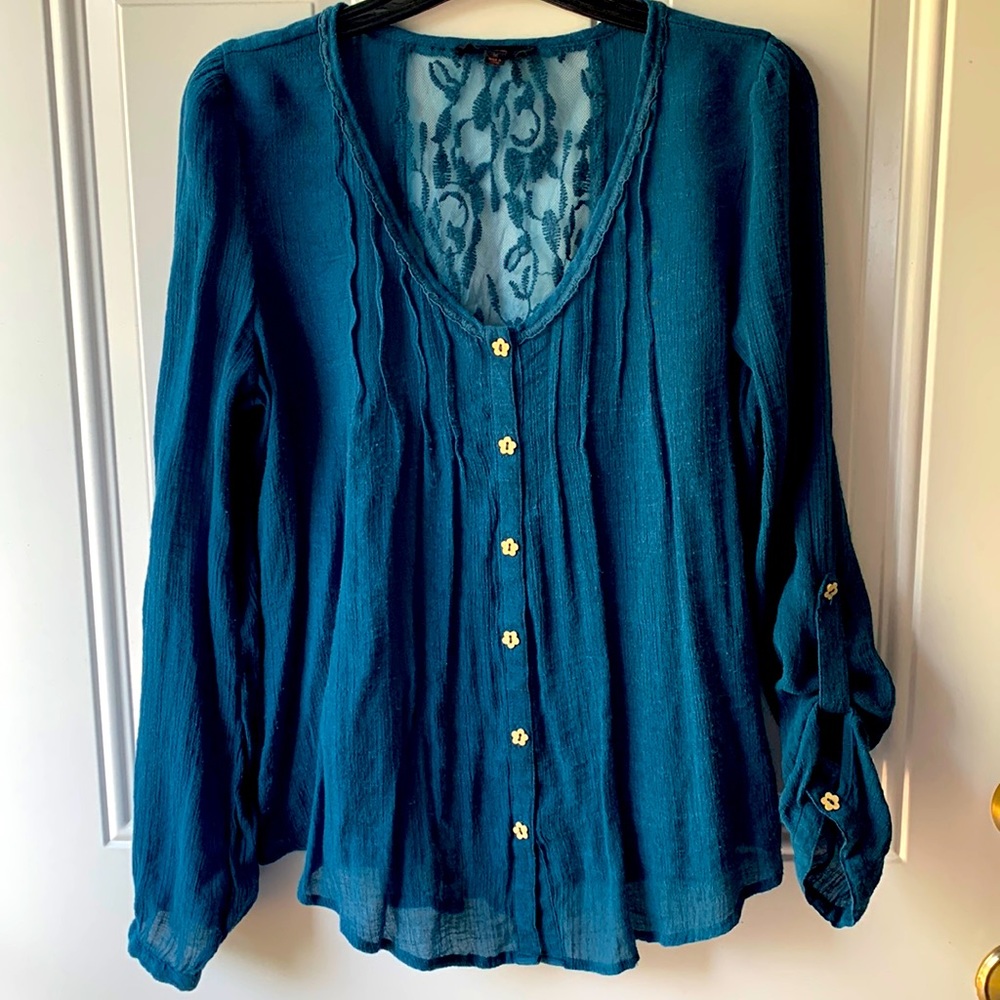 E Hanger M shirt with flower 🌸 buttons